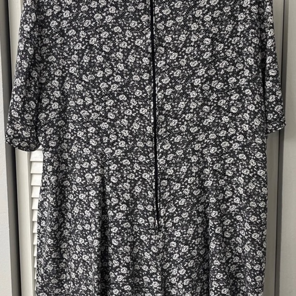 EUC Women’s Romper (Size 22/24) - Picture 5 of 7